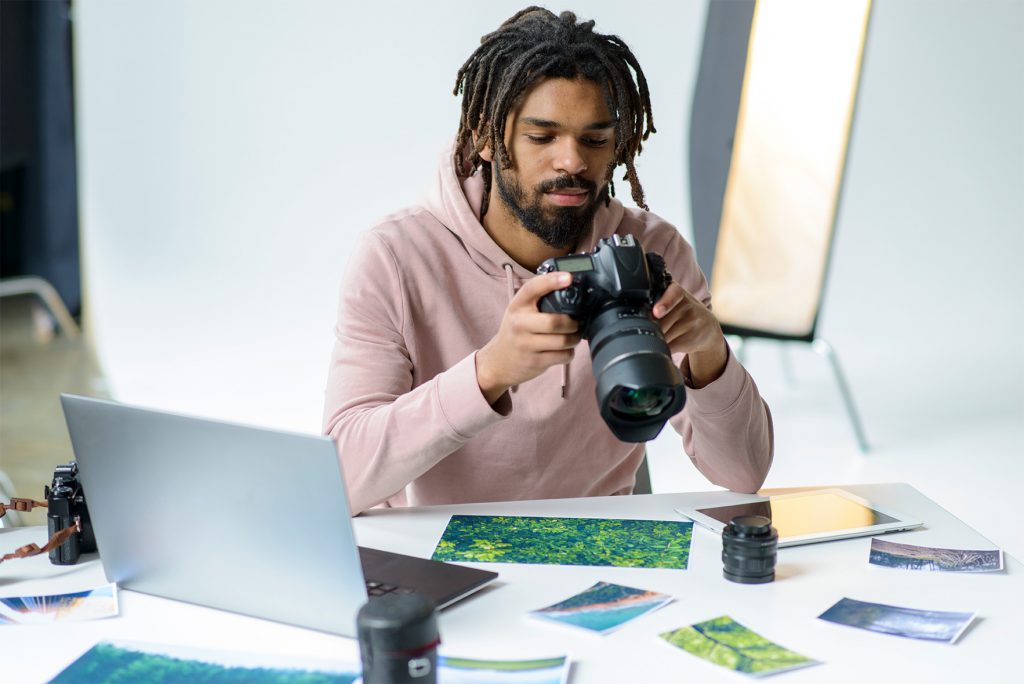 ¿Sabes por qué debes contratar un fotógrafo profesional? En Conimagenes contamos con la persona que captará todos los detalles