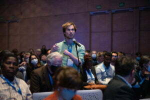 Fotografía corporativa. Por qué su importancia. Congreso HSR 2022 en el Ágora - Centro de convenciones. Persona del público haciendo pregunta.